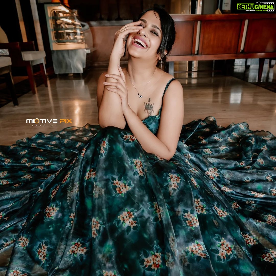 Sadhika Venugopal Instagram - 💚💚💚💚💚 👗 @nova_fashion_boutique_by_brind 📸 @aneesh_motive_pix Loc @bigbellymomo tvm SP Grand Days