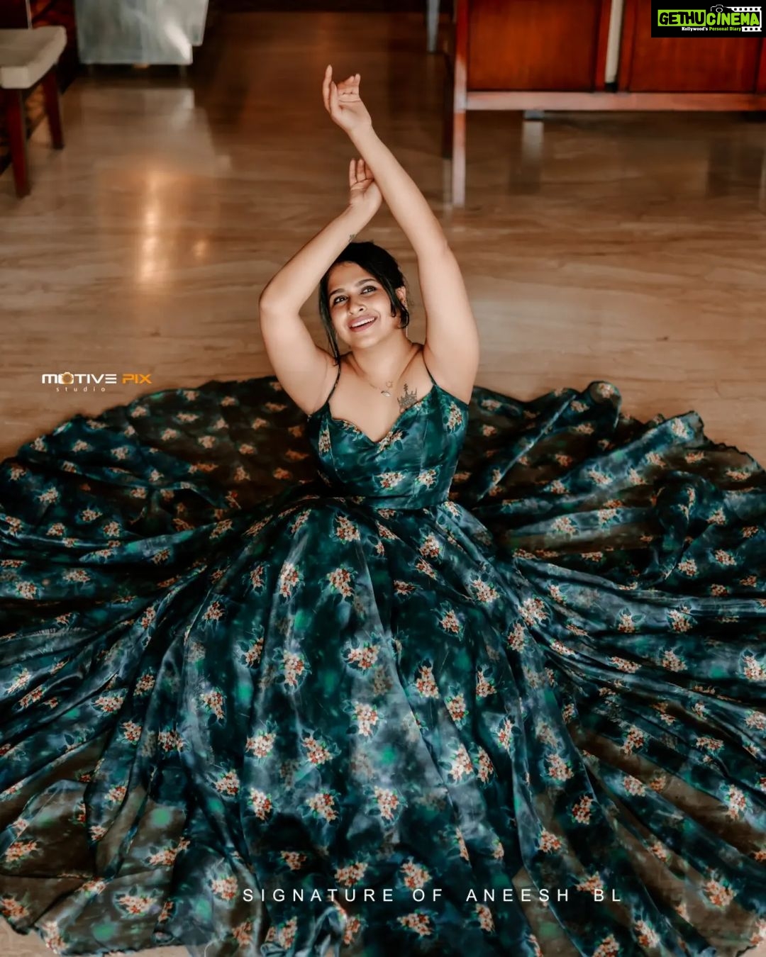 Sadhika Venugopal Instagram - 💚💚💚💚💚 👗 @nova_fashion_boutique_by_brind 📸 @aneesh_motive_pix Loc @bigbellymomo tvm SP Grand Days