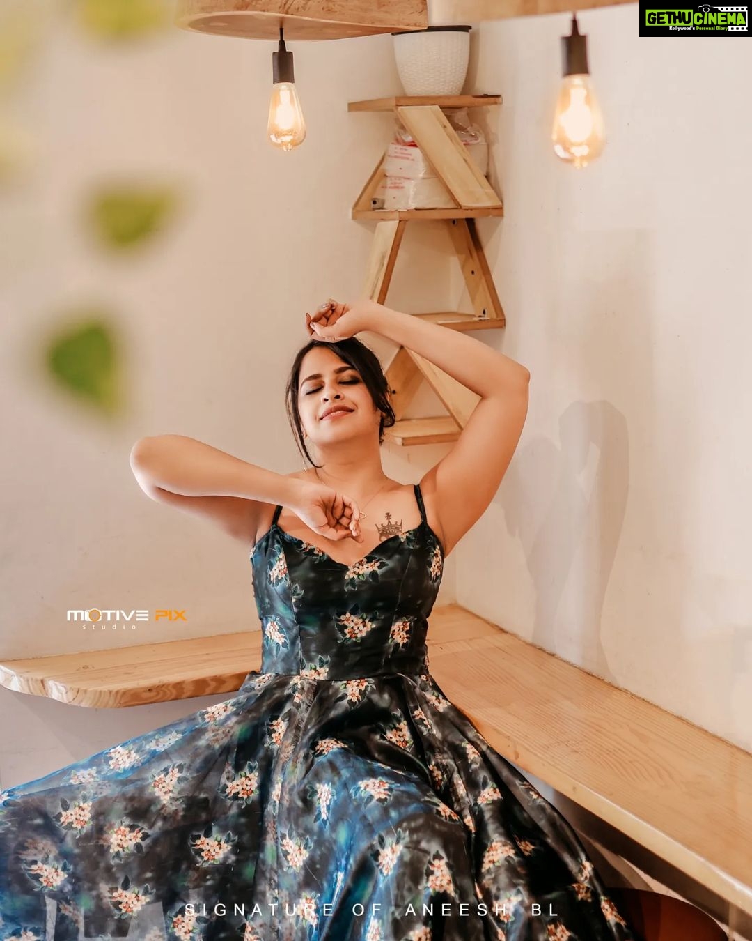 Sadhika Venugopal Instagram - 💚💚💚💚💚 👗 @nova_fashion_boutique_by_brind 📸 @aneesh_motive_pix Loc @bigbellymomo tvm Thiruvananthapuram, Kerala, India