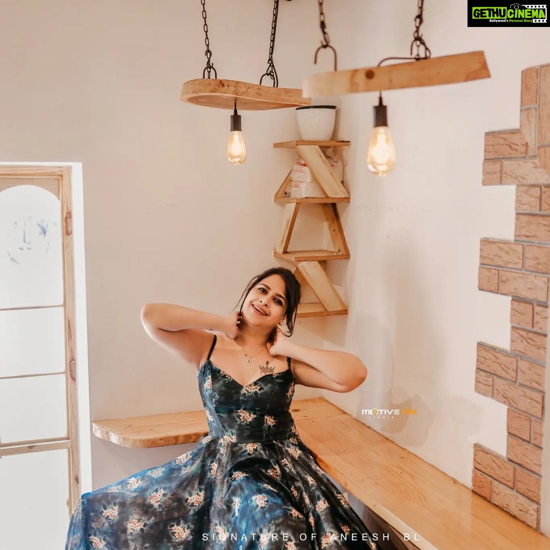 Sadhika Venugopal Instagram - 💚💚💚💚💚 👗 @nova_fashion_boutique_by_brind 📸 @aneesh_motive_pix Loc @bigbellymomo tvm Trivandrum