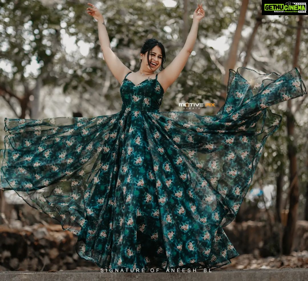 Sadhika Venugopal Instagram - 🖤🖤🖤🖤🖤🖤🖤 👗 @nova_fashion_boutique_by_brind 📸 @aneesh_motive_pix Akkulam