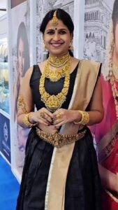 Sadhika Venugopal Instagram - 🖤🖤🖤🖤🖤

@jaigulabdevjewellers