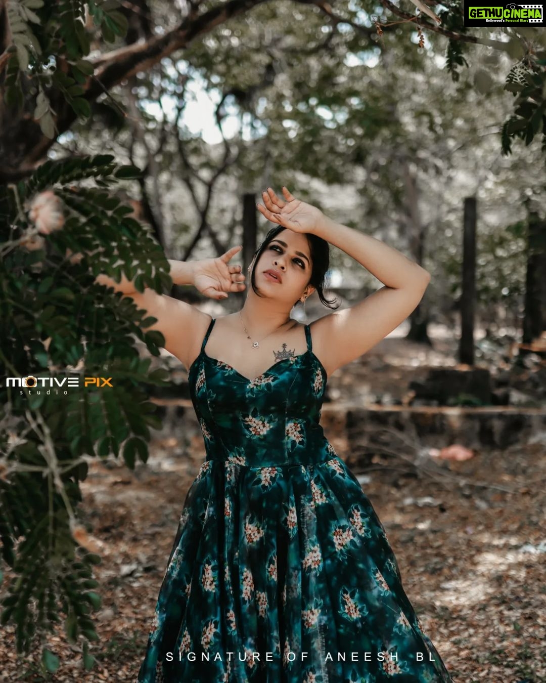 Sadhika Venugopal Instagram - 🖤🖤🖤🖤🖤 🖤🖤🖤🖤🖤🖤🖤 👗 @nova_fashion_boutique_by_brind 📸 @aneesh_motive_pix Loc @aakkulam Akkulam Lake
