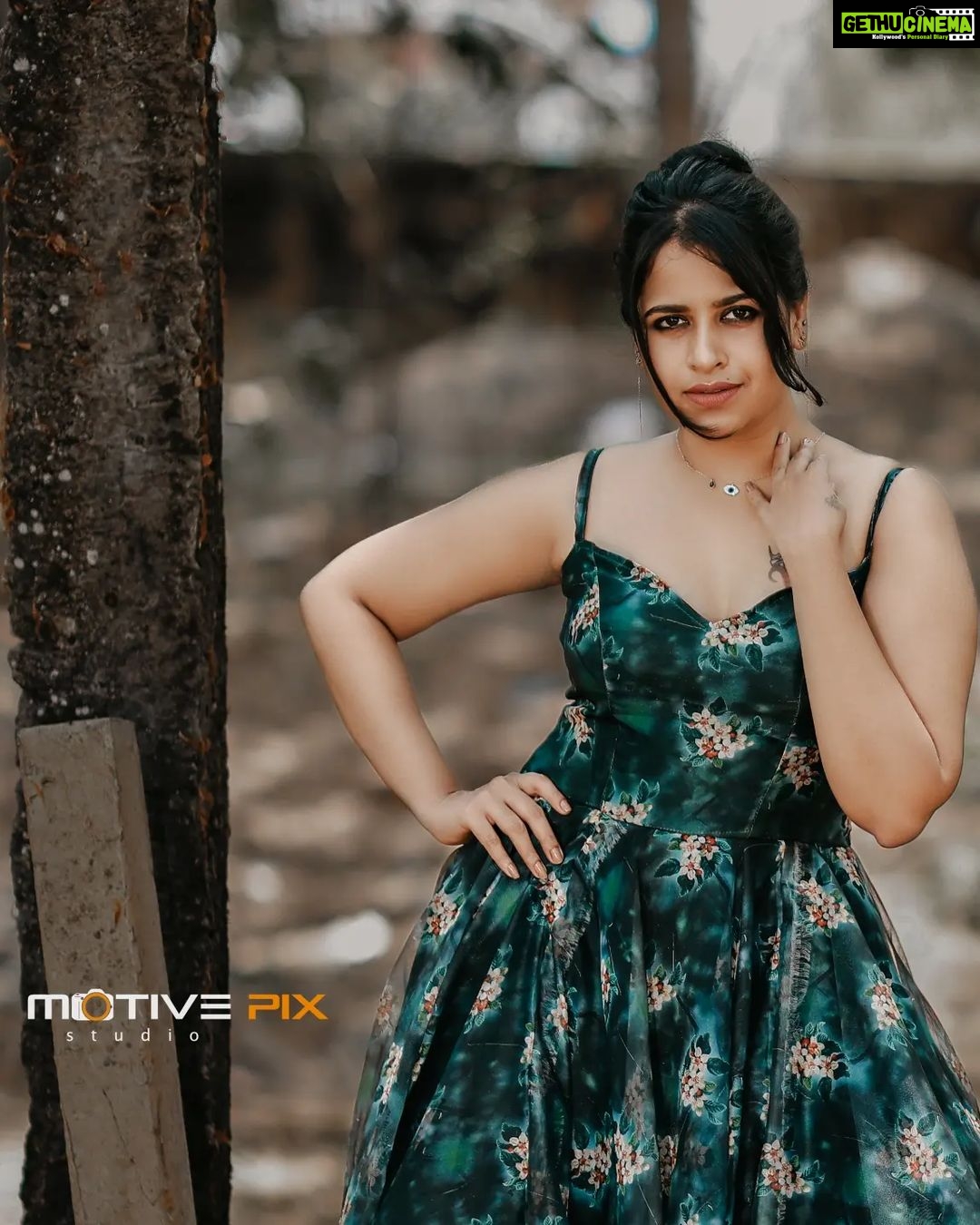 Sadhika Venugopal Instagram - 🖤🖤🖤🖤🖤 🖤🖤🖤🖤🖤🖤🖤 👗 @nova_fashion_boutique_by_brind 📸 @aneesh_motive_pix Loc @aakkulam Akkulam Lake