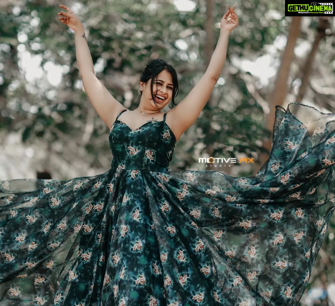 Sadhika Venugopal Instagram - 🖤🖤🖤🖤🖤🖤🖤 👗 @nova_fashion_boutique_by_brind 📸 @aneesh_motive_pix Akkulam