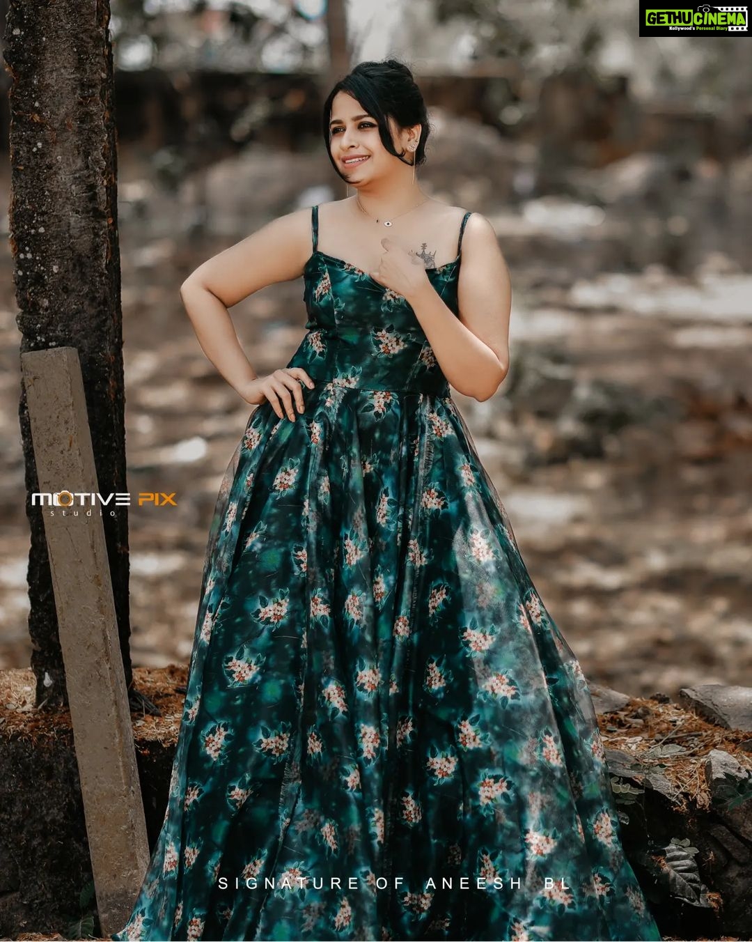 Sadhika Venugopal Instagram - 🖤🖤🖤🖤🖤🖤 🖤🖤🖤🖤🖤🖤🖤 👗 @nova_fashion_boutique_by_brind 📸 @aneesh_motive_pix Loc @aakkulam Akkulam Lake