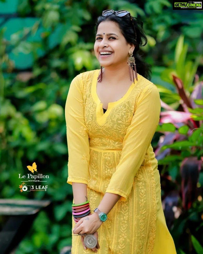 Sadhika Venugopal Instagram - 💛💛💛💛💛💛💛💛 👗@lepapillonkochi5 📸@3leaf_fashion_photography @3leaf_photography Loc @cocoacafe_cochin COCOA CAFE