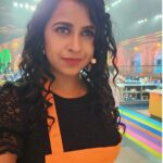 Sadhika Venugopal Instagram - 🖤🖤🖤🖤🖤🖤🖤 Women who are perceived as fearless have a concrete belief in themselves or as others would like to call it, they have confidence and high self-esteem that can't be described. Even when they're battling with doubts and insecurities, they know who they are. 🖤🖤🖤🖤🖤🖤🖤 #cookwithcomedyonasianet #asianet #newshow #entertainment #comedy #fun #latenightshoots📷🎬 Abaam Film Studio