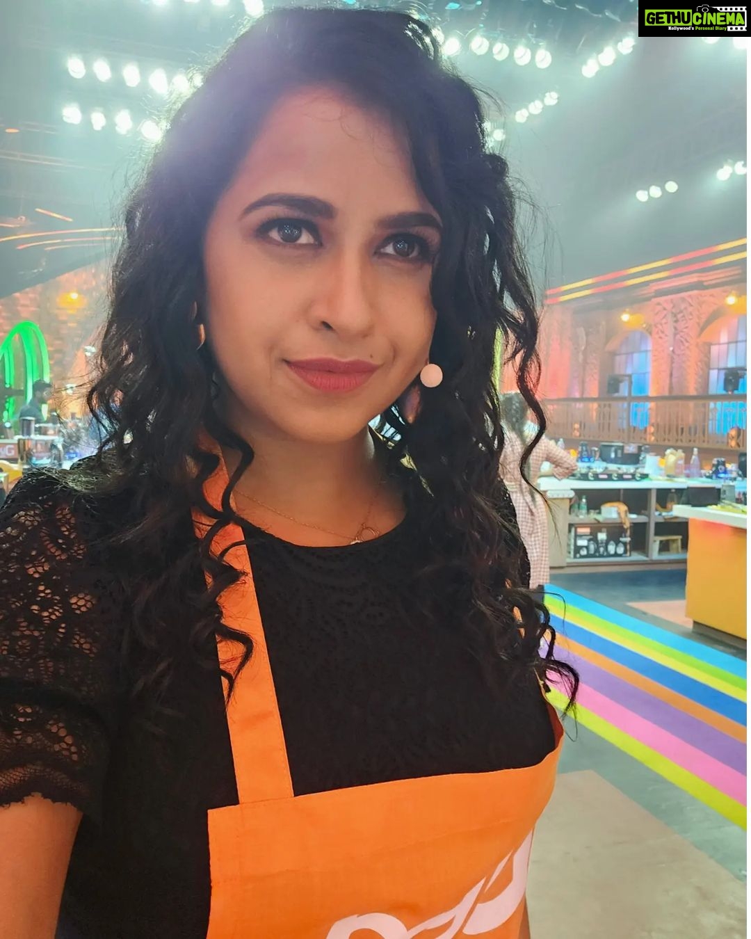 Sadhika Venugopal Instagram - 🖤🖤🖤🖤🖤🖤🖤 Women who are perceived as fearless have a concrete belief in themselves or as others would like to call it, they have confidence and high self-esteem that can't be described. Even when they're battling with doubts and insecurities, they know who they are. 🖤🖤🖤🖤🖤🖤🖤 #cookwithcomedyonasianet #asianet #newshow #entertainment #comedy #fun #latenightshoots📷🎬 Abaam Film Studio