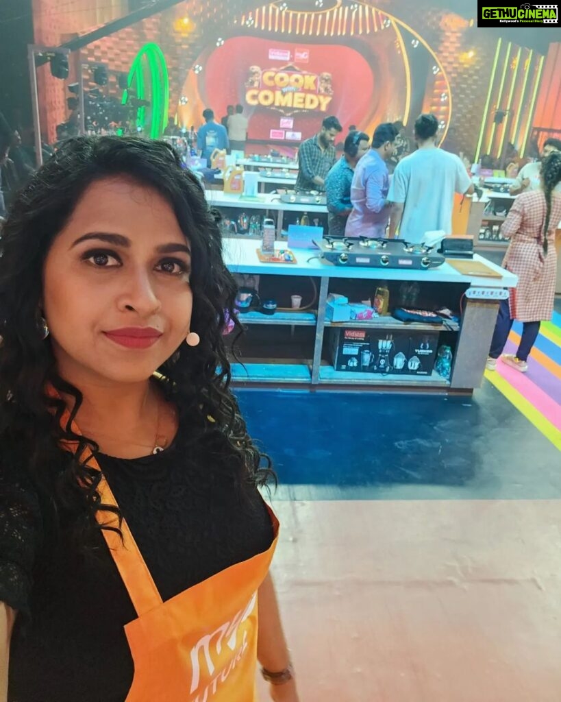 Sadhika Venugopal Instagram - 🖤🖤🖤🖤🖤🖤🖤 Women who are perceived as fearless have a concrete belief in themselves or as others would like to call it, they have confidence and high self-esteem that can't be described. Even when they're battling with doubts and insecurities, they know who they are. 🖤🖤🖤🖤🖤🖤🖤 #cookwithcomedyonasianet #asianet #newshow #entertainment #comedy #fun #latenightshoots📷🎬 Abaam Film Studio