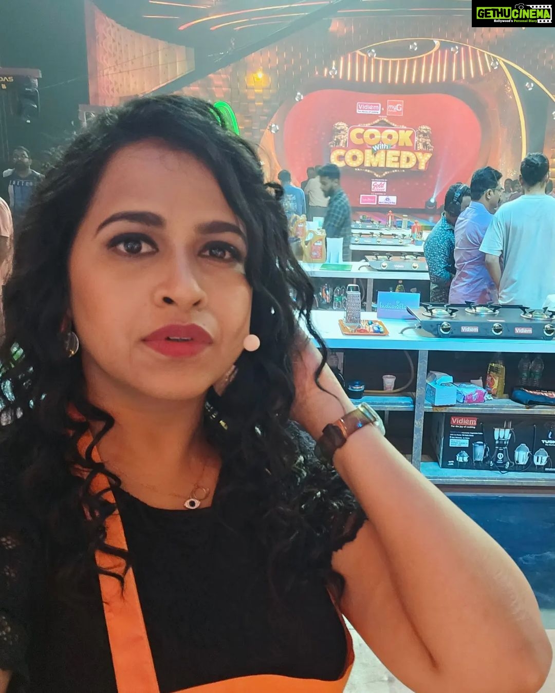 Sadhika Venugopal Instagram - 🖤🖤🖤🖤🖤🖤🖤 Women who are perceived as fearless have a concrete belief in themselves or as others would like to call it, they have confidence and high self-esteem that can't be described. Even when they're battling with doubts and insecurities, they know who they are. 🖤🖤🖤🖤🖤🖤🖤 #cookwithcomedyonasianet #asianet #newshow #entertainment #comedy #fun #latenightshoots📷🎬 Abaam Film Studio