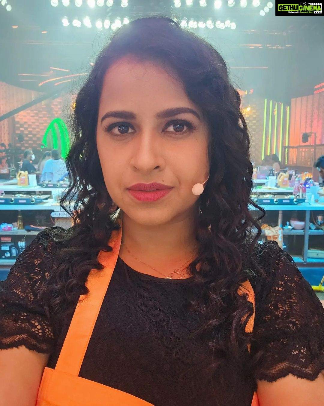 Sadhika Venugopal Instagram - 🖤🖤🖤🖤🖤🖤🖤 Women who are perceived as fearless have a concrete belief in themselves or as others would like to call it, they have confidence and high self-esteem that can't be described. Even when they're battling with doubts and insecurities, they know who they are. 🖤🖤🖤🖤🖤🖤🖤 #cookwithcomedyonasianet #asianet #newshow #entertainment #comedy #fun #latenightshoots📷🎬 Abaam Film Studio