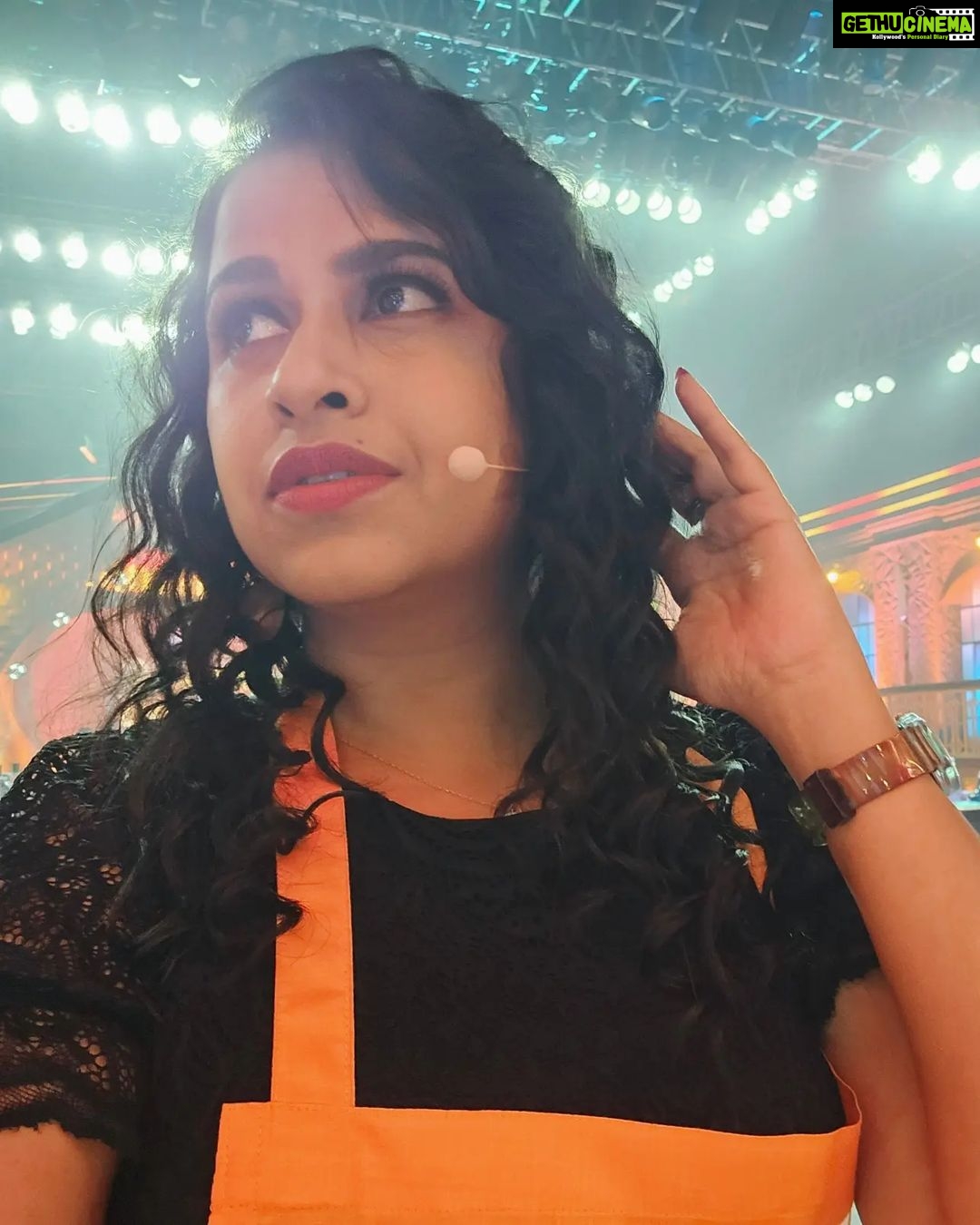Sadhika Venugopal Instagram - 🖤🖤🖤🖤🖤🖤🖤 Women who are perceived as fearless have a concrete belief in themselves or as others would like to call it, they have confidence and high self-esteem that can't be described. Even when they're battling with doubts and insecurities, they know who they are. 🖤🖤🖤🖤🖤🖤🖤 #cookwithcomedyonasianet #asianet #newshow #entertainment #comedy #fun #latenightshoots📷🎬 Abaam Film Studio