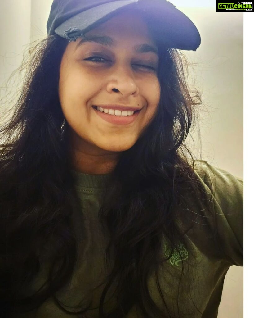 Sadhika Venugopal Instagram - 🖤💚🖤💚🖤💚🖤💚🖤💚🖤💚🖤 Smiling is the best way to face every problem, crush every fear, and hide every pain #smile #keepsmiling Kochi, India