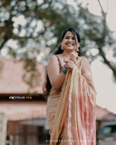 Sadhika Venugopal Instagram - 🤎🤎🤎🤎🤎🤎🤎🤎
Jewellery @malhaar_online @sindhu_malhaar