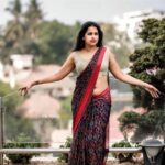 Sadhika Venugopal Instagram – 💕💕💕💕💕💕
Saree is a beautiful garment that covers enough to make a woman look elegant yet bare enough to make her look sexy.

📸@aneesh_motive_pix 
@motive_pix_studio SP Grand Days