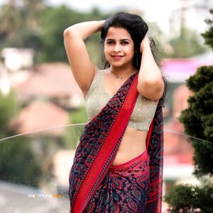 Sadhika Venugopal Instagram - 💕💕💕💕💕💕
Saree is a beautiful garment that covers enough to make a woman look elegant yet bare enough to make her look sexy.

📸@aneesh_motive_pix 
@motive_pix_studio