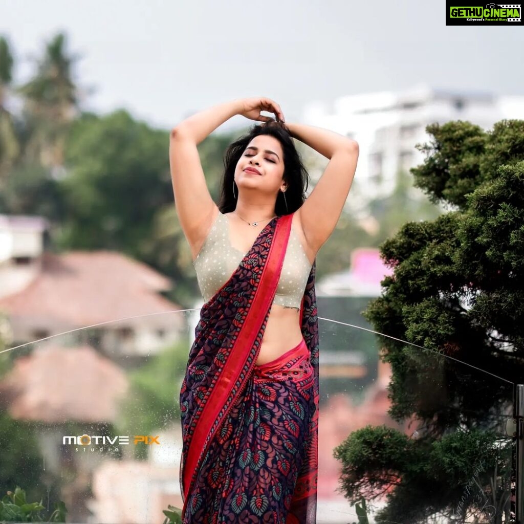 Sadhika Venugopal Instagram - 💕💕💕💕💕💕 Saree is a beautiful garment that covers enough to make a woman look elegant yet bare enough to make her look sexy. 📸@aneesh_motive_pix @motive_pix_studio SP Grand Days