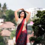 Sadhika Venugopal Instagram – 💕💕💕💕💕💕
Saree is a beautiful garment that covers enough to make a woman look elegant yet bare enough to make her look sexy.

📸@aneesh_motive_pix 
@motive_pix_studio SP Grand Days