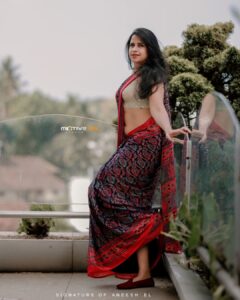 Sadhika Venugopal Instagram - 💕💕💕💕💕💕💕
The simplest way to look both modest and hot is wearing a saree

📸@aneesh_motive_pix 
@motive_pix_studio