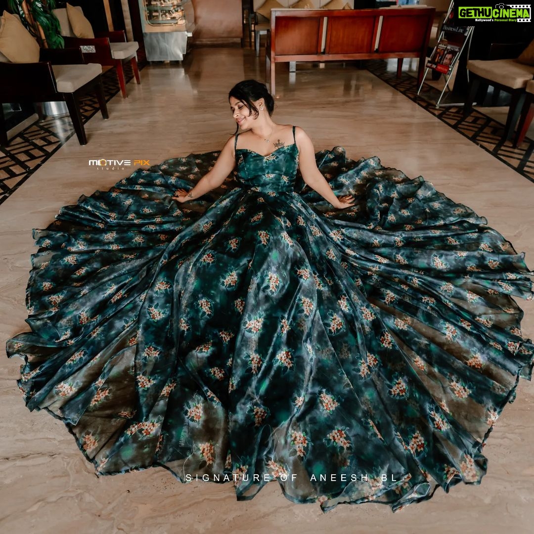 Sadhika Venugopal Instagram - 💚💚💚💚💚 👗 @nova_fashion_boutique_by_brind 📸 @aneesh_motive_pix Loc @bigbellymomo tvm SP Grand Days