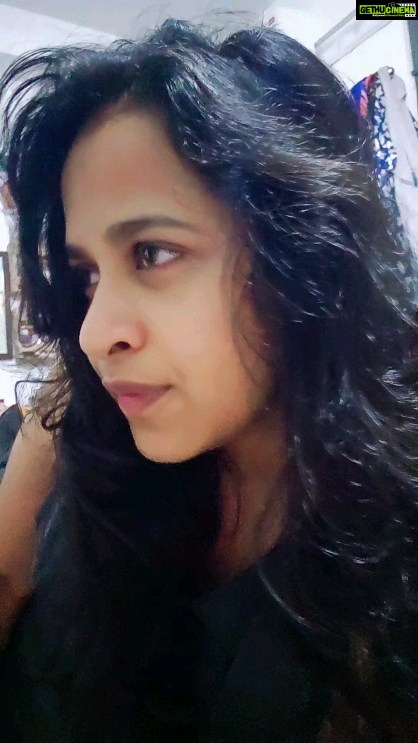 Sadhika Venugopal Instagram - Woh pehla ajnabi hai jo mujhe apnasa lagtha hai 🖤❤️ Kochi, India