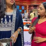 Sadhika Venugopal Instagram - Cook with comedy Saturday £sunday @8pm only on Asianet Episodes available on hotstar @reshma_s_nair_official #cookwithcomedyonasianet #sadhikavenugopal #dhyansreenivasan #asianet #comedy #cooking