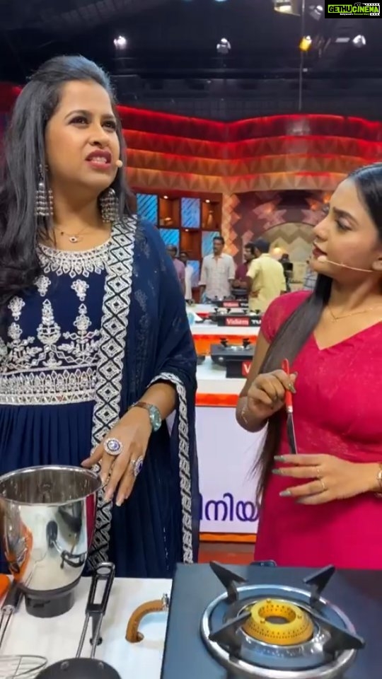 Sadhika Venugopal Instagram - Cook with comedy Saturday £sunday @8pm only on Asianet Episodes available on hotstar @reshma_s_nair_official #cookwithcomedyonasianet #sadhikavenugopal #dhyansreenivasan #asianet #comedy #cooking