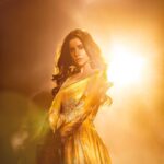 Sai Tamhankar Instagram - झी चित्रगौरव २०२३ Gold dust ✨ @jigarmaliofficial @pinklanebyrashi @digambar103 @jayshree2783 @nehachaudhary_ @ipshita.db @brewbackersmedia @santushtimahadeo @azim_shaikh1989 @mandalsaddam #saitamhankar #gold #goldrush #sunshine #grateful #blessings
