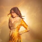 Sai Tamhankar Instagram - झी चित्रगौरव २०२३ Gold dust ✨ @jigarmaliofficial @pinklanebyrashi @digambar103 @jayshree2783 @nehachaudhary_ @ipshita.db @brewbackersmedia @santushtimahadeo @azim_shaikh1989 @mandalsaddam #saitamhankar #gold #goldrush #sunshine #grateful #blessings