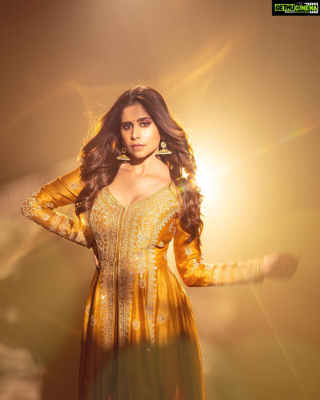 Sai Tamhankar Instagram - झी चित्रगौरव २०२३ Gold dust ✨ @jigarmaliofficial @pinklanebyrashi @digambar103 @jayshree2783 @nehachaudhary_ @ipshita.db @brewbackersmedia @santushtimahadeo @azim_shaikh1989 @mandalsaddam #saitamhankar #gold #goldrush #sunshine #grateful #blessings