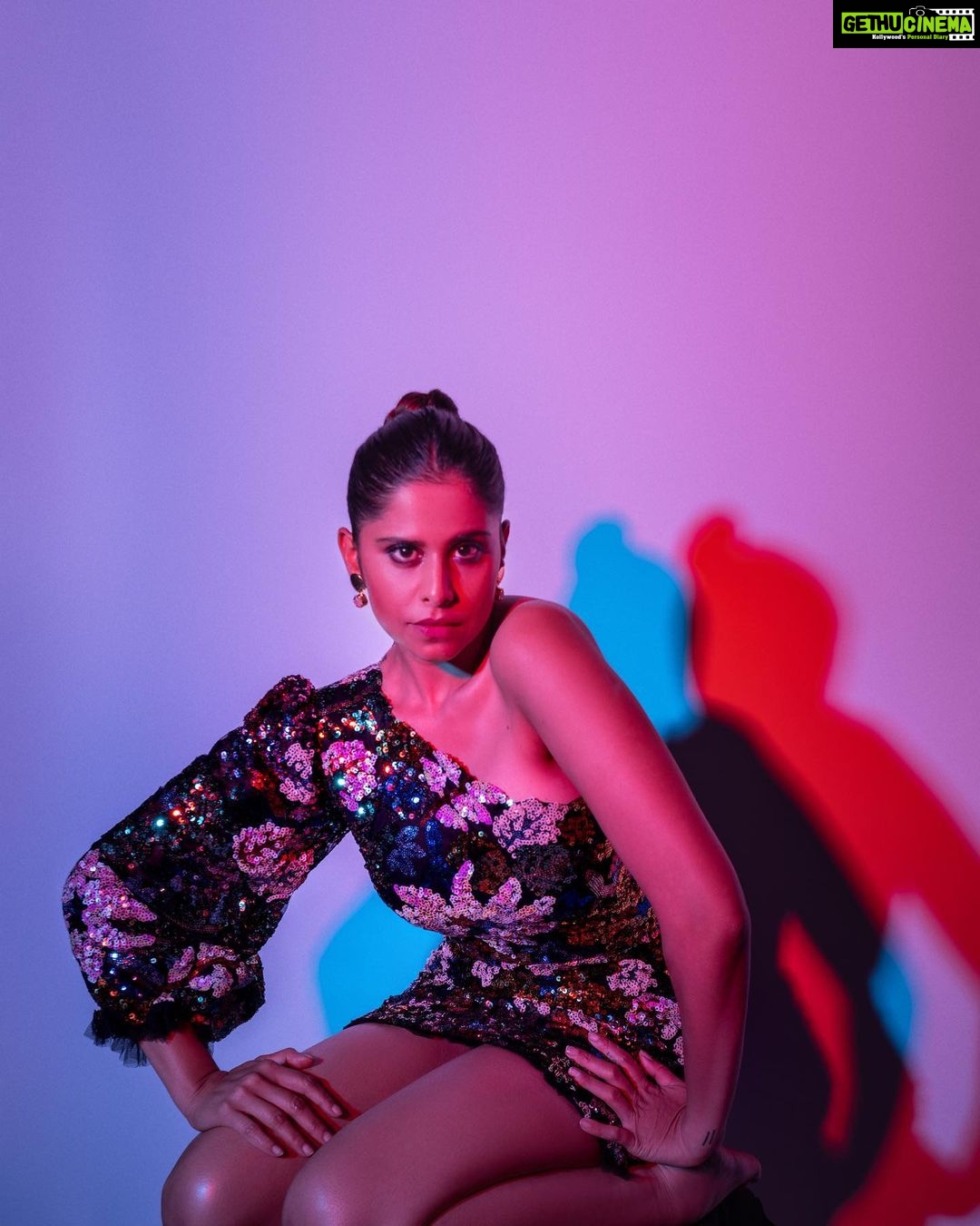 Sai Tamhankar Instagram - Happy Holi ! @dziinebydeepa @anaghaartsnjewels @digambar103 @jayshree2783 @nehachaudhary_ @kalyaam_2.0 @vishal.patil36 @azim_shaikh1989 #saitamhankar #colourful #colours #holi #rainbow HOLI
