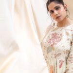 Sai Tamhankar Instagram - 🌻 सूवर्णवती apparently ☺️ ! @poonammittalofficial @pinklanebyrashi @digambar103 @jayshree2783 @nehachaudhary_ @ipshita.db @vishal.patil36 @azim_shaikh1989 #saitamhankar #simple #suitlove #sadagi #suvarnavati