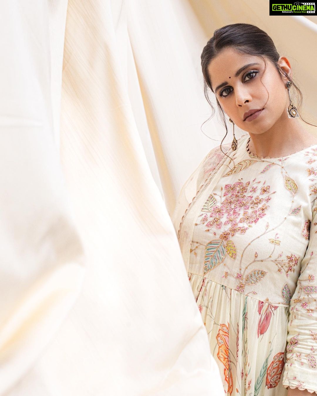 Sai Tamhankar Instagram - 🌻 सूवर्णवती apparently ☺️ ! @poonammittalofficial @pinklanebyrashi @digambar103 @jayshree2783 @nehachaudhary_ @ipshita.db @vishal.patil36 @azim_shaikh1989 #saitamhankar #simple #suitlove #sadagi #suvarnavati