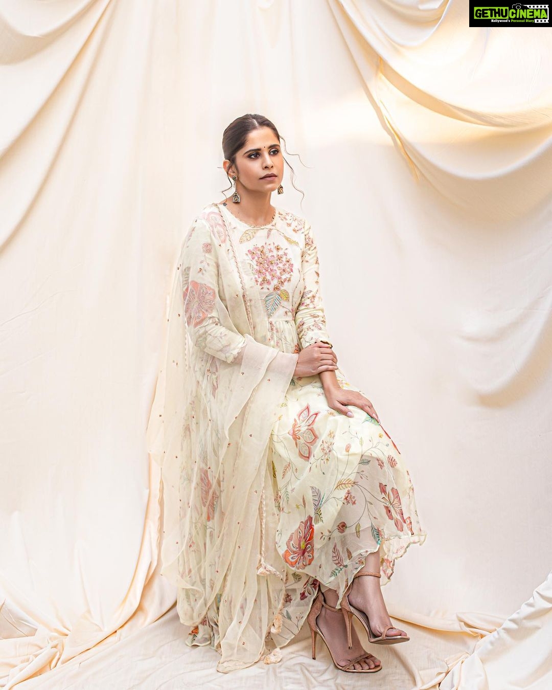 Sai Tamhankar Instagram - 🌻 सूवर्णवती apparently ☺️ ! @poonammittalofficial @pinklanebyrashi @digambar103 @jayshree2783 @nehachaudhary_ @ipshita.db @vishal.patil36 @azim_shaikh1989 #saitamhankar #simple #suitlove #sadagi #suvarnavati