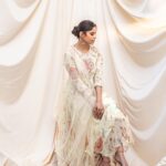 Sai Tamhankar Instagram - 🌻 सूवर्णवती apparently ☺️ ! @poonammittalofficial @pinklanebyrashi @digambar103 @jayshree2783 @nehachaudhary_ @ipshita.db @vishal.patil36 @azim_shaikh1989 #saitamhankar #simple #suitlove #sadagi #suvarnavati