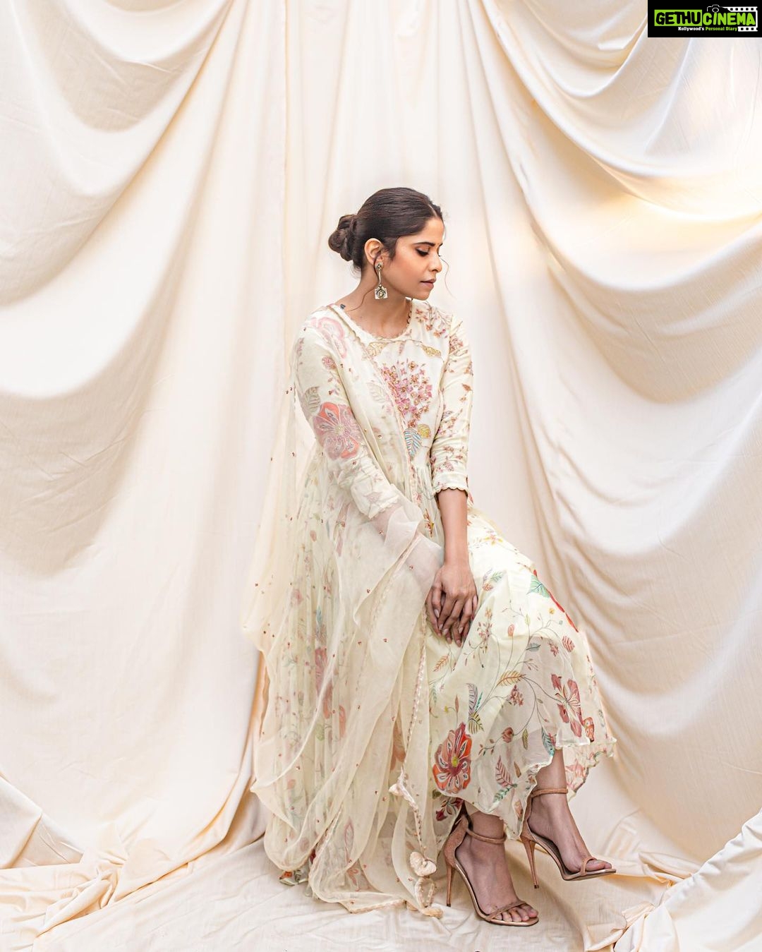 Sai Tamhankar Instagram - 🌻 सूवर्णवती apparently ☺️ ! @poonammittalofficial @pinklanebyrashi @digambar103 @jayshree2783 @nehachaudhary_ @ipshita.db @vishal.patil36 @azim_shaikh1989 #saitamhankar #simple #suitlove #sadagi #suvarnavati