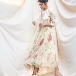 Sai Tamhankar Instagram - 🌻 सूवर्णवती apparently ☺️ ! @poonammittalofficial @pinklanebyrashi @digambar103 @jayshree2783 @nehachaudhary_ @ipshita.db @vishal.patil36 @azim_shaikh1989 #saitamhankar #simple #suitlove #sadagi #suvarnavati