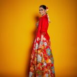 Sai Tamhankar Instagram - फूलमती ! @label_kinjalmodi @the_bling_girll @keiyura_jewelry @nehachaudhary_ @digambar103 @jayshree2783 @azim_shaikh1989 @kalyaam_2.0 @vishal.patil36 #saitamhankar #flowerpot #humanflowerpot #phool #phoolsi #flora