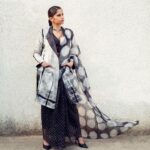 Sai Tamhankar Instagram - Saree ….. Yes ! But with a twist please … @thepotplantclothing @sakkshamsilver @nehachaudhary_ @digambar103 @jayshree2783 @vishal.patil36 @_prajwalkhade #saitamhankar #saree #withatwist #twists #blackwhite #veni
