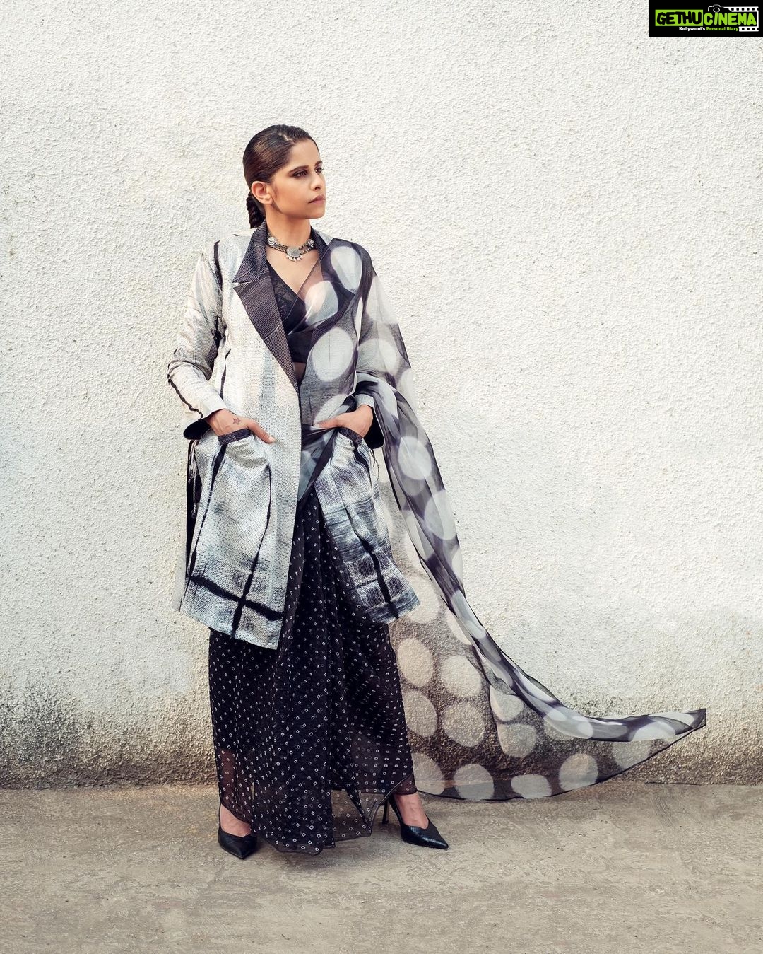 Sai Tamhankar Instagram - Saree ….. Yes ! But with a twist please … @thepotplantclothing @sakkshamsilver @nehachaudhary_ @digambar103 @jayshree2783 @vishal.patil36 @_prajwalkhade #saitamhankar #saree #withatwist #twists #blackwhite #veni