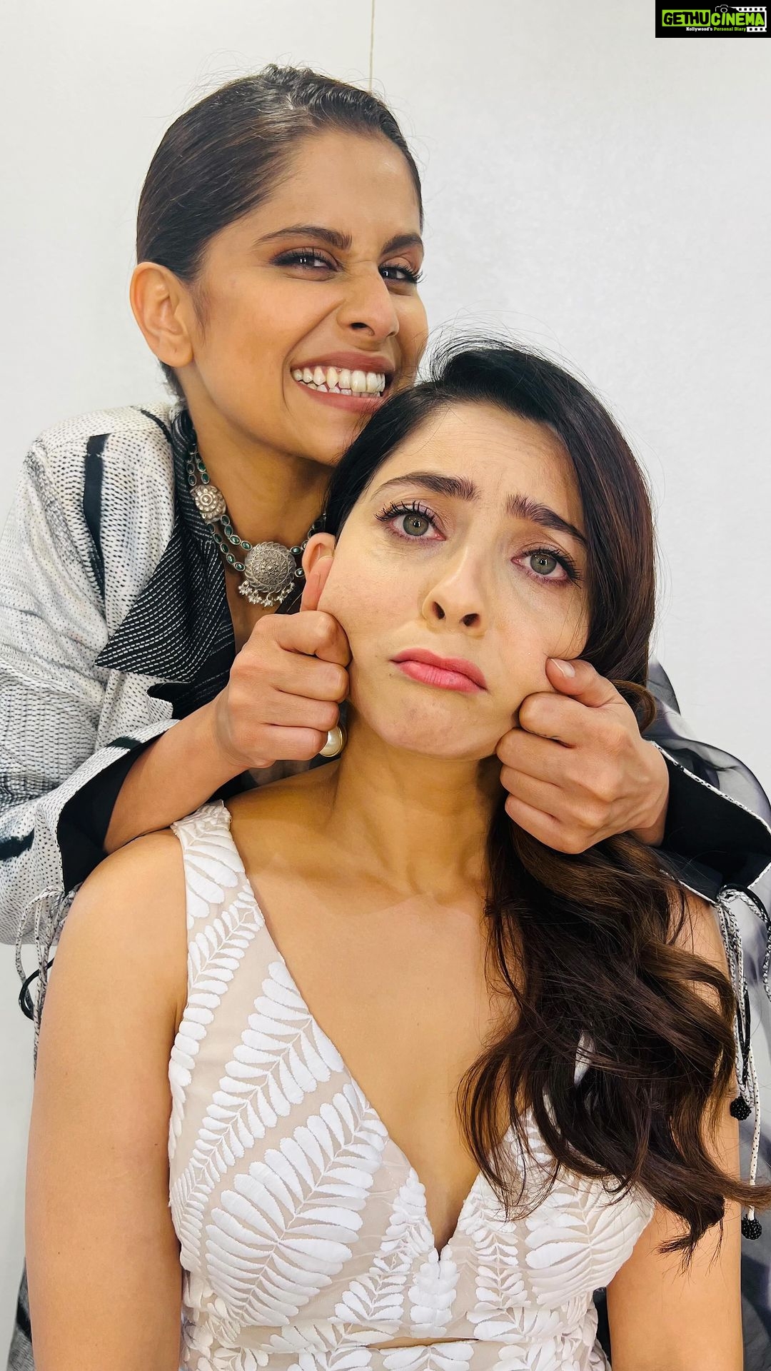 Sai Tamhankar - 157K Likes - No need for a caption coz our chemistry says it all !
#sonaleekulkarni #saietamhankar #bffs #friends
Reel suggested, shot and edited by @aashaykulkarni
Thank you ha… for all your patience! #loveyou 🥰
#mhj #maharashtrachihasyajatra @sonymarathi