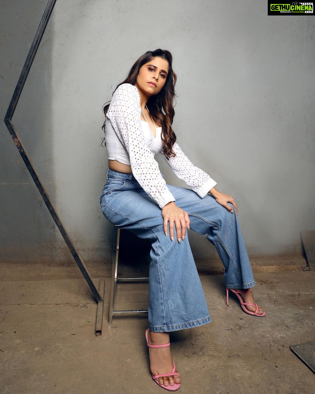 Sai Tamhankar Instagram - Casual है ! @kostume_county @digambar103 @jayshree2783 @nehachaudhary_ @shruu_t @vishal.patil36 @azim_shaikh1989 #saitamhankar #casualavtar #easy #denim #whitetop #basic #smartcasuals #mything