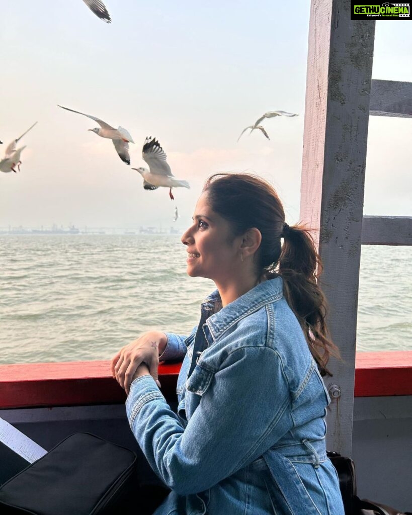 Sai Tamhankar Instagram - Just me looking at the seagulls like a kid ! #saitamhankar #sealover #shippiesdaughter #misshim #sometimes
