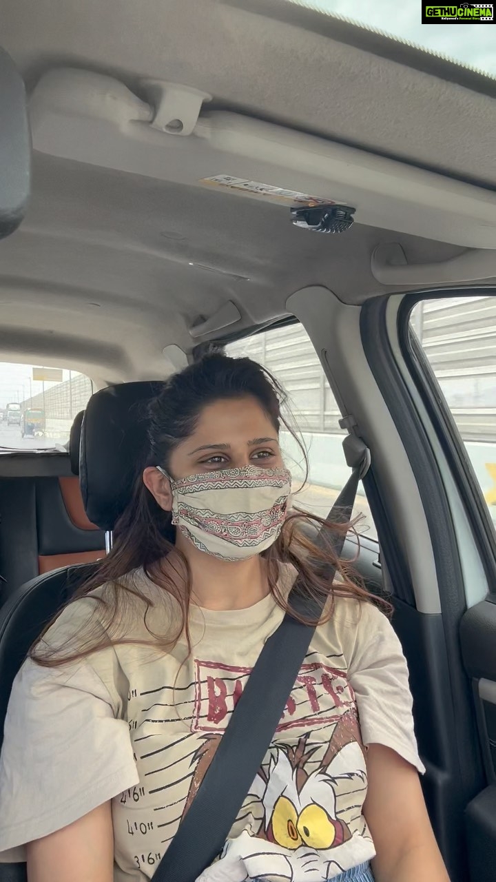 Sai Tamhankar Instagram - This ain’t contemporary ; I call it The Zatka Dance !!
