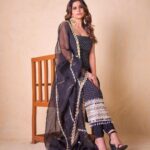 Sai Tamhankar Instagram - Regal morning … @anjanabohra_official @nehachaudhary_ @digambar103 @jayshree2783 @akshay_26 @azim_shaikh1989 @vishal.patil36 #saitamhankar #suit #desi #desigirl