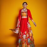 Sai Tamhankar Instagram - फूलमती ! @label_kinjalmodi @the_bling_girll @keiyura_jewelry @nehachaudhary_ @digambar103 @jayshree2783 @azim_shaikh1989 @kalyaam_2.0 @vishal.patil36 #saitamhankar #flowerpot #humanflowerpot #phool #phoolsi #flora