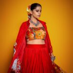 Sai Tamhankar Instagram - फूलमती ! @label_kinjalmodi @the_bling_girll @keiyura_jewelry @nehachaudhary_ @digambar103 @jayshree2783 @azim_shaikh1989 @kalyaam_2.0 @vishal.patil36 #saitamhankar #flowerpot #humanflowerpot #phool #phoolsi #flora