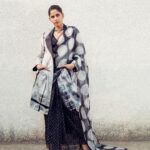 Sai Tamhankar Instagram - Saree ….. Yes ! But with a twist please … @thepotplantclothing @sakkshamsilver @nehachaudhary_ @digambar103 @jayshree2783 @vishal.patil36 @_prajwalkhade #saitamhankar #saree #withatwist #twists #blackwhite #veni