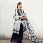 Sai Tamhankar Instagram - Saree ….. Yes ! But with a twist please … @thepotplantclothing @sakkshamsilver @nehachaudhary_ @digambar103 @jayshree2783 @vishal.patil36 @_prajwalkhade #saitamhankar #saree #withatwist #twists #blackwhite #veni